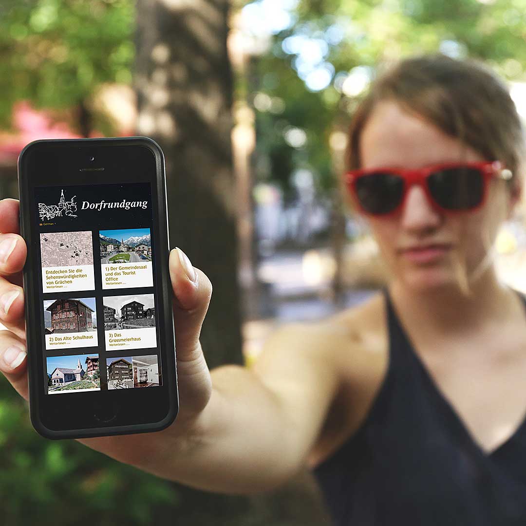 Hena Cosmetic: Ansicht PC Monitor mit Kaffee